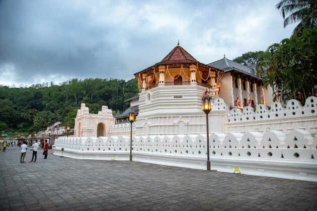 Der Zahntempel (Sri Dalada Maligawa) in Kandy, Sri Lanka, mit seiner strahlend weißen Fassade und traditionellen Architektur. | Gebeco