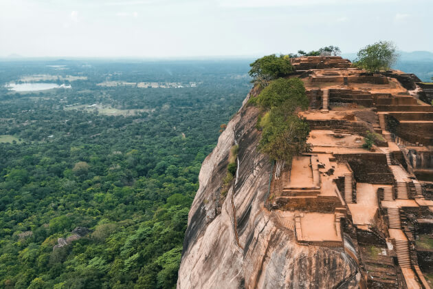 Panoramablick vom Löwenfelsen Sigiriya über den Dschungel Sri Lankas mit Ruinen am Felsplateau. | Gebeco