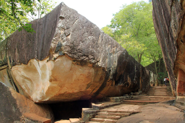 Naturfels und Treppenaufgang in Sigiriya, Sri Lanka, mit dichter Vegetation im Hintergrund. | Gebeco
