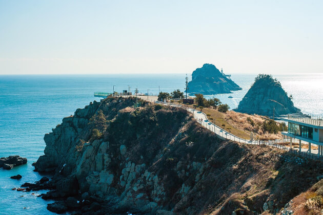 Blick auf die Felseninseln vor Busan vom Oryukdo Skywalk mit Aussicht auf das Meer und eine dramatische Küstenlinie. | Gebeco