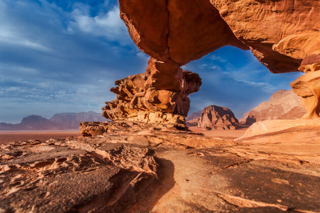 Schroffe Felswände im Wadi Rum mit der beeindruckenden Wüstenlandschaft von Jordanien | Gebeco