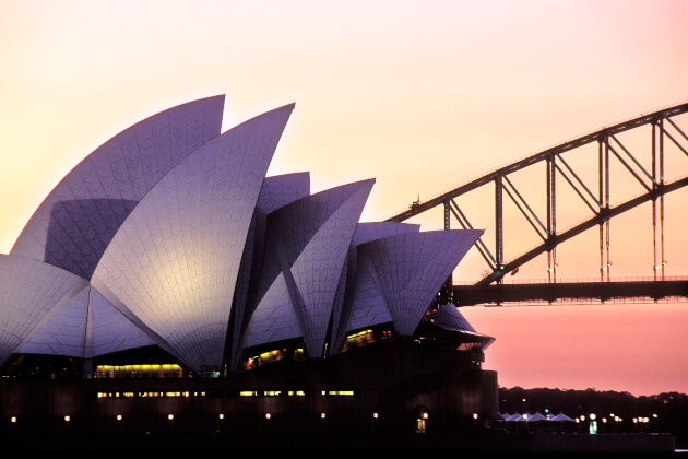 Sydney Opera House bei Sonnenuntergang mit Mondaufgang über dem Hafen, ikonisches Wahrzeichen Australiens. | Gebeco