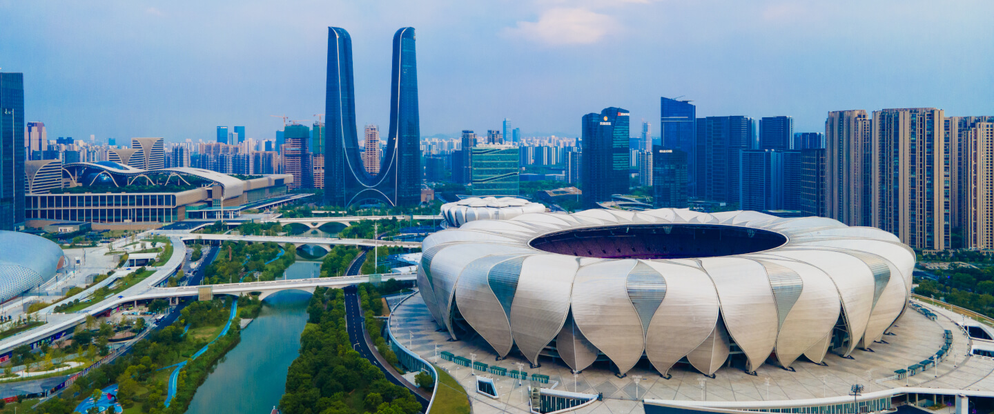Moderne Skyline von Hangzhou mit dem Lotus-förmigen Stadion und futuristischer Architektur in China