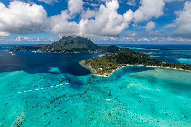 Luftaufnahme von Bora Bora mit türkisfarbener Lagune, Korallenriffen und dem markanten Mont Otemanu. | Gebeco