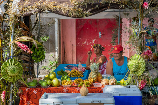 Lokaler Obststand mit tropischen Früchten auf der Insel Huahine während des Hawaiki Nui Va‘a Fests in Französisch-Polynesien. | Gebeco