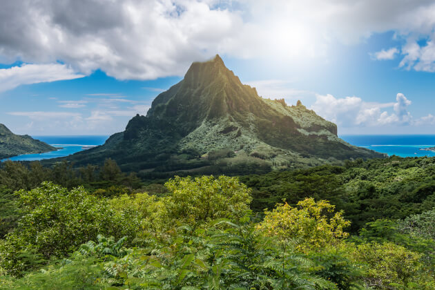 Grüne Berglandschaft mit Blick auf den Mount Rotui auf der Insel Moorea in Französisch-Polynesien bei Sonnenschein. | Gebeco