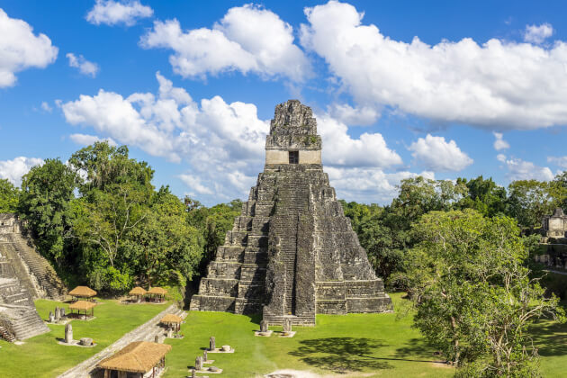 Große Maya-Pyramide in der archäologischen Stätte Tikal inmitten des Regenwaldes von Guatemala. | Gebeco