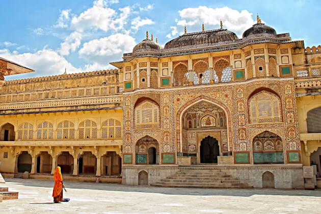 Blick auf den kunstvollen Hof des Amber Forts in Jaipur | Gebeco