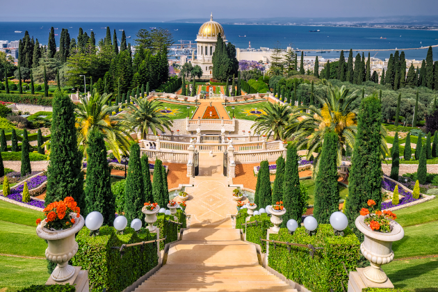 Bahai-Gärten in Haifa mit Schrein des Bab und Blick auf das Mittelmeer