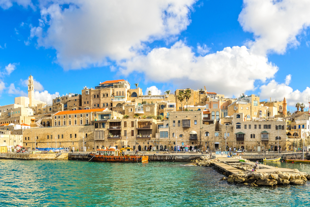 Historischer Hafen von Jaffa mit Altstadt und Mittelmeer in Tel Aviv, Israel