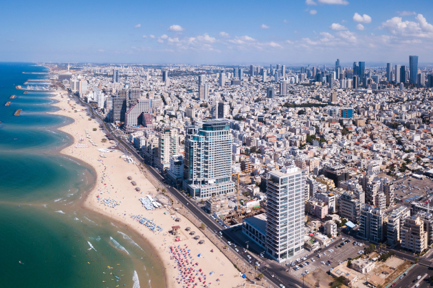 Luftaufnahme von Tel Aviv mit Strand am Mittelmeer und Skyline in Israel