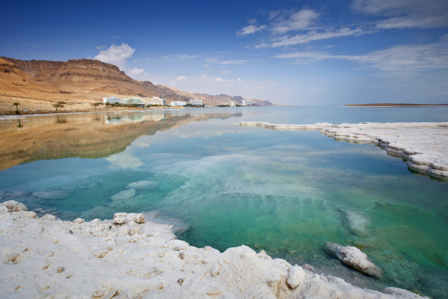 Totes Meer Israel mit Salzkrusten und türkisblauem Wasser vor Wüstenhügeln und Hotels