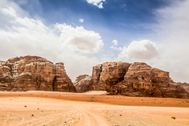 Schroffe Felswände im Wadi Rum mit der beeindruckenden Wüstenlandschaft von Jordanien | Gebeco