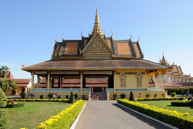Königspalast in Phnom Penh, Kambodscha – vergoldete Dächer und gepflegte Gartenanlagen bei klarem Himmel. | Gebeco