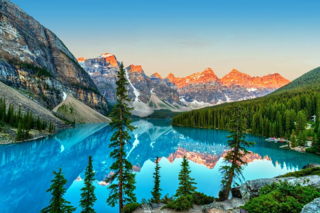 Moraine Lake im Banff Nationalpark mit den Rocky Mountains im Morgenlicht
