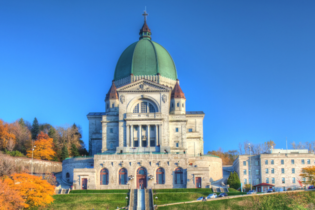 Oratorium Saint Joseph in Montreal mit großer Kuppel und herbstlich gefärbten Bäumen am Mont Royal