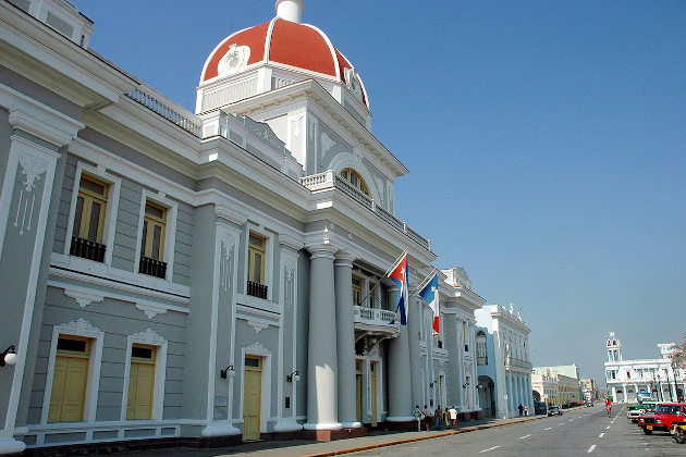 Palacio de Gobierno in Cienfuegos, Kuba, mit roter Kuppel und kubanischer Flagge