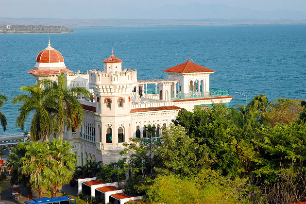 Palacio de Valle in Cienfuegos, Kuba, mit Blick auf die Bucht und maurischen Architekturelementen