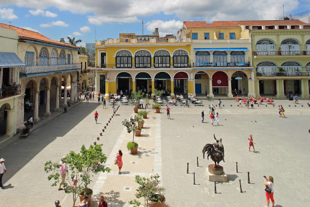 Plaza Vieja in Havanna, Kuba, mit Kolonialgebäuden und Skulptur auf dem Platz