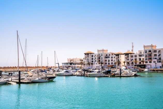 Yachthafen von Agadir mit Booten und Hafenanlagen an der Atlantikküste Marokkos. | Gebeco