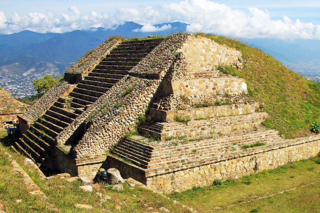 Ruinen von Monte Albán mit Pyramide und Blick über Oaxaca, Mexiko