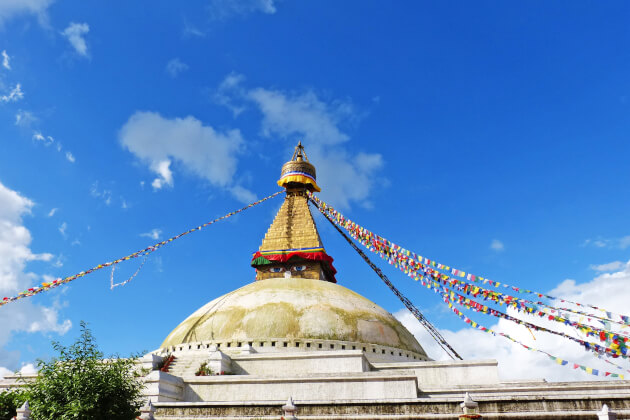 Goldene Spitze der Swayambhunath-Stupa mit den ikonischen Augen Buddhas, Kathmandu, Nepal. | Gebeco