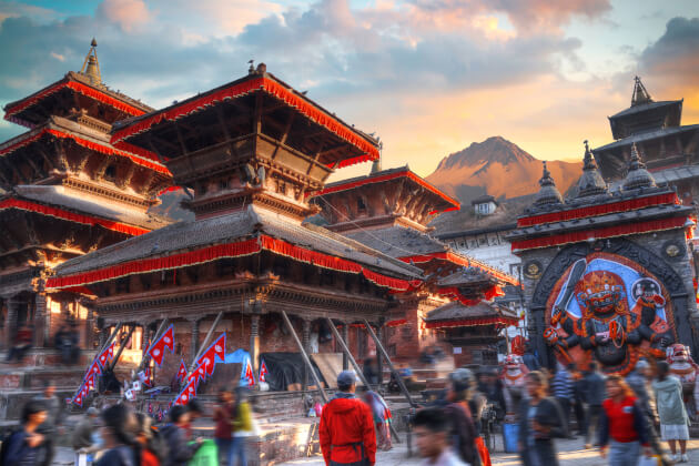 Menschenmengen vor einem Tempel mit der Statue des Kal Bhairav in Kathmandu, Nepal. | Gebeco