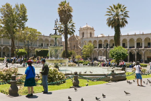 Belebte Plaza de Armas mit Springbrunnen, Palmen und Kathedrale im Zentrum von Arequipa, Peru. | Gebeco
