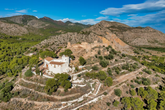 Kapelle und Ruinen bei Castell de la Plana – Mittelalterliche Geschichte in Spaniens Bergen Zu den Informationen über Castellón