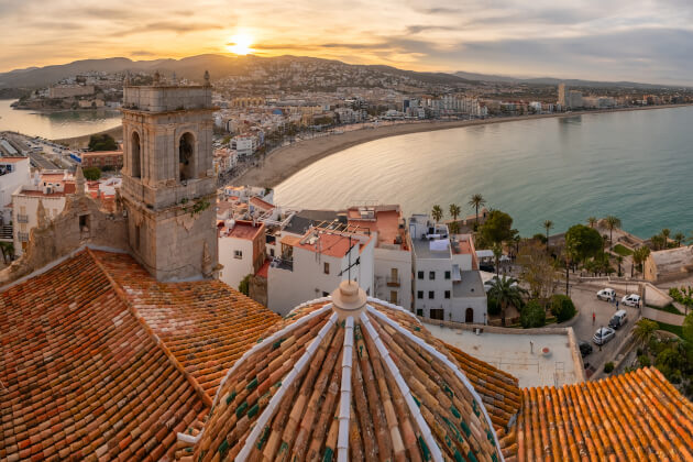 Panoramablick auf Peñíscola an der Costa del Azahar in Spanien mit historischem Stadtzentrum, Küstenlinie und Sonnenuntergang