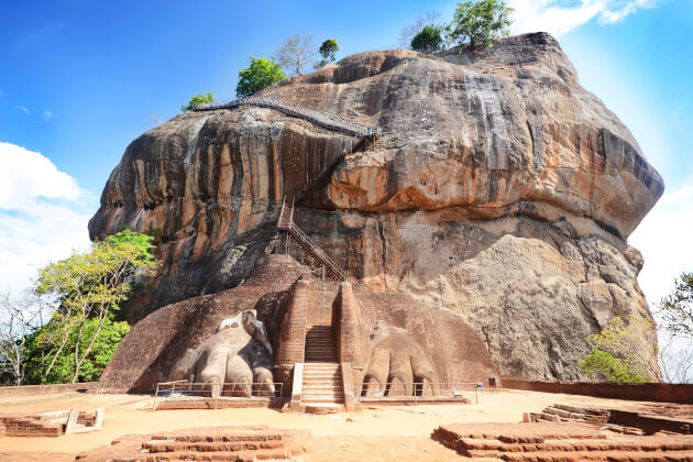 Löwenfelsen Sigiriya über den Dschungel Sri Lankas mit Ruinen am Felsplateau. | Gebeco