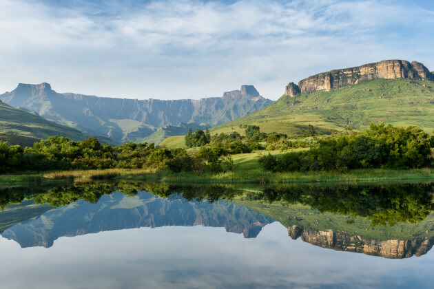 Blick auf das Bergpanorama der Drakensberge in Südafrika bei klarem Himmel. | Gebeco