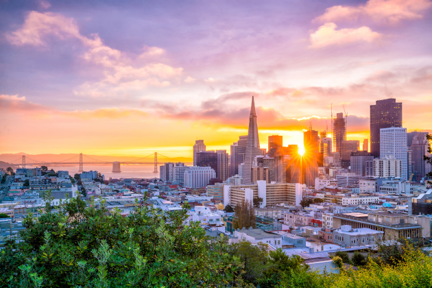 San Francisco Skyline mit Transamerica Pyramid und Bay Bridge bei Sonnenuntergang in Kalifornien