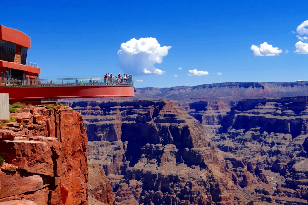 Grand Canyon Skywalk in Arizona mit Besuchern auf der gläsernen Aussichtsplattform über den roten Felswänden