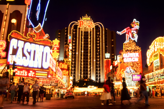 Straßenszene in Las Vegas mit leuchtenden Casino-Neonreklamen und Menschen auf dem Las Vegas Strip bei Nacht