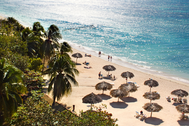 Varadero Strand in Kuba mit Palmen, Sonnenschirmen und türkisblauem Meer
