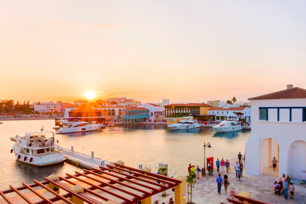 Jachthafen Limassol bei Sonnenuntergang mit Yachten und Promenade auf Zypern