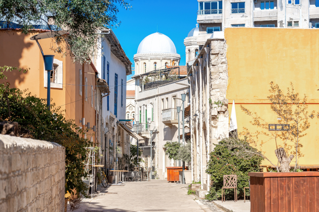 Altstadt von Limassol Zypern mit Blick auf die Agia-Napa-Kirche