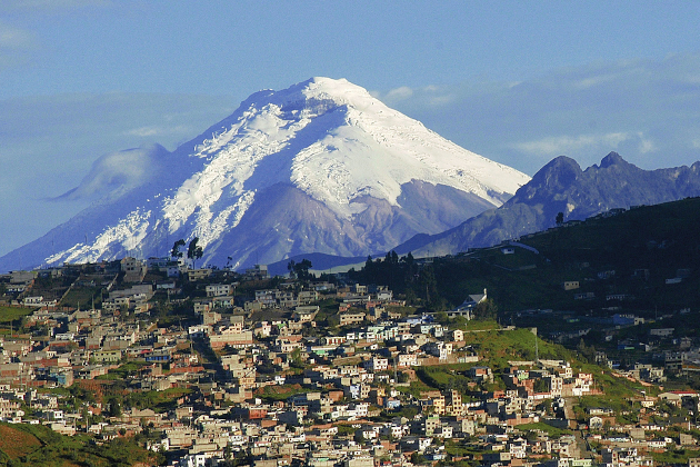 Quito mit Blick auf den schneebedeckten Vulkan Cotopaxi