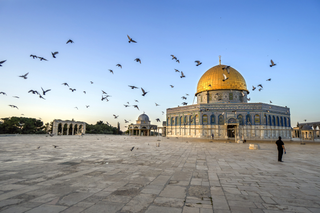 Felsendom auf dem Tempelberg in Jerusalem mit goldener Kuppel und fliegenden Tauben
