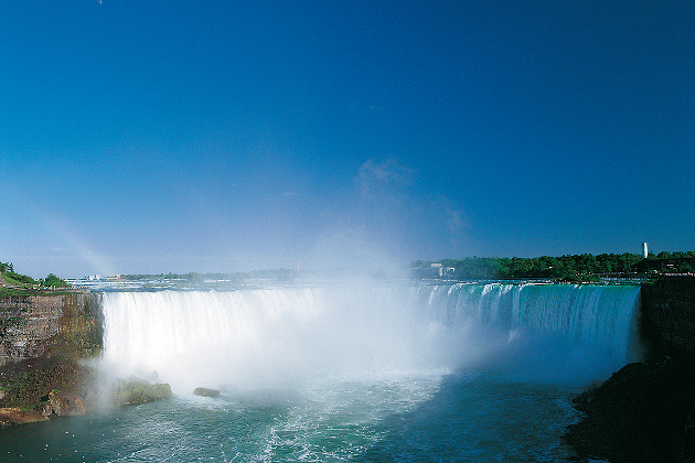 Horseshoe Falls der Niagarafälle mit blauem Himmel