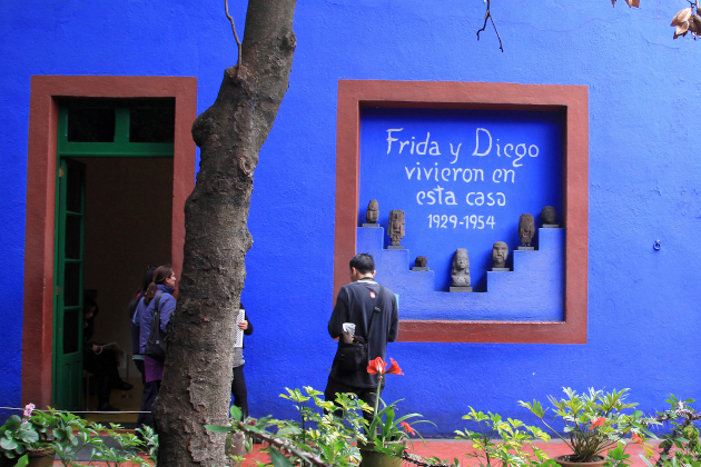 Casa Azul in Mexiko-Stadt, Frida Kahlo Museum mit blauer Fassade und Gedenkinschrift