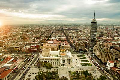 Mexiko-Stadt mit Palacio de Bellas Artes und Torre Latinoamericana bei Sonnenuntergang