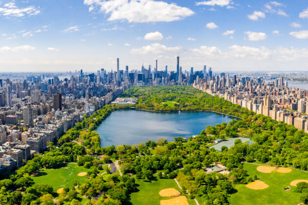 Luftaufnahme des Central Parks mit umliegender Skyline von Manhattan in New York City bei Sonnenschein. | Gebeco