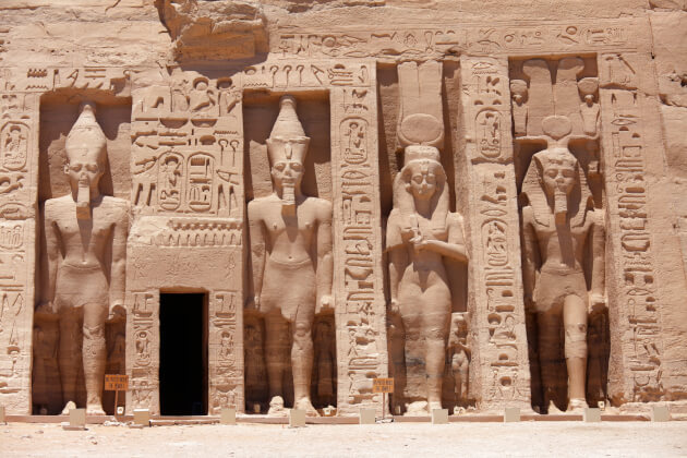 Fassade des Nefertari-Tempels in Abu Simbel Ägypten mit monumentalen Statuen. | Gebeco