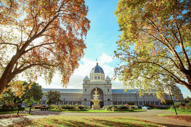 Historisches Royal Exhibition Building in Melbourne, Australien, eingerahmt von herbstlichen Bäumen. | Gebeco