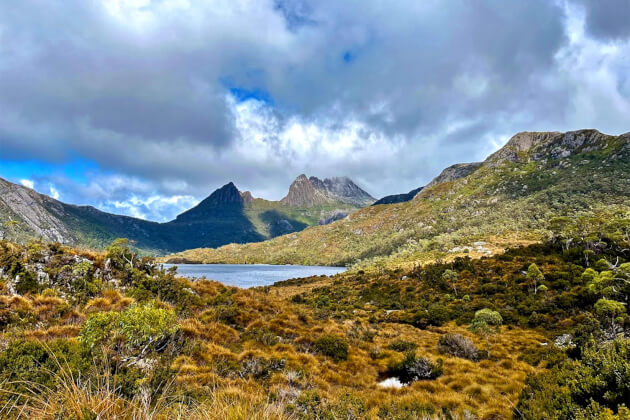 Cradle Mountain im Nationalpark Lake St. Clair in Tasmanien mit Blick auf Dove Lake und die umliegende Berglandschaft. | Gebeco