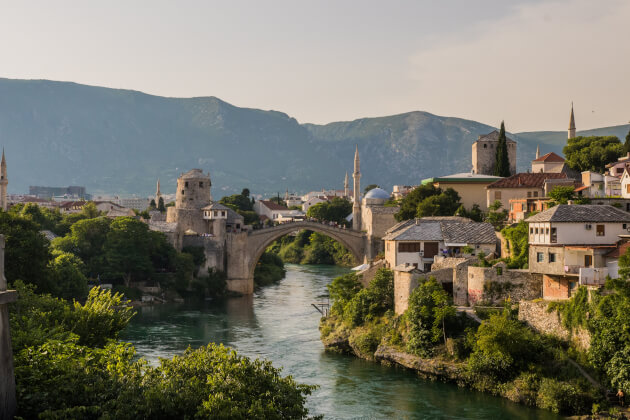 Stari Most Brücke in Mostar Bosnien über den Fluss Neretva. | Gebeco