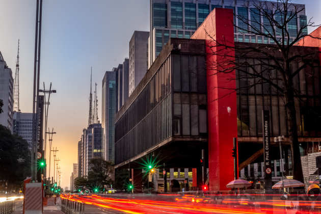 São Paulo Brasilien – Peixoto Gomide Straße mit MASP Museum an der Avenida Paulista bei Abendstimmung | Gebeco