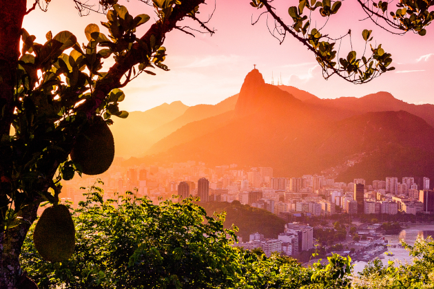 Rio de Janeiro Brasilien – Christusstatue Corcovado bei Sonnenuntergang über der Stadt